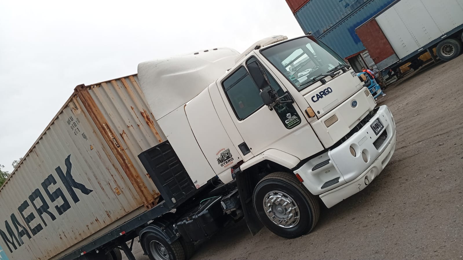 Ford Cargo de Transporte Otero con contenedor Maersk en operaciones portuarias